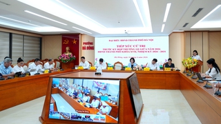Chủ tịch HĐND Thành phố Phùng Thị Hồng Hà tiếp xúc cử tri trước kỳ họp thường lệ HĐND Thành phố