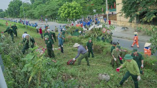Hơn 200 cán bộ, nhân dân phường Vĩnh Hưng phát quang 600m² đê, thu gom trên 2 tấn rác thải