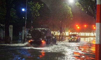 Tường trình bão số 4: Tâm bão 'ôm trọn' đất liền Đà Nẵng - Quảng Nam, bão suy yếu thành áp thấp