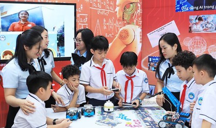 Học sinh hào hứng lắp ráp robot ứng dụng AI