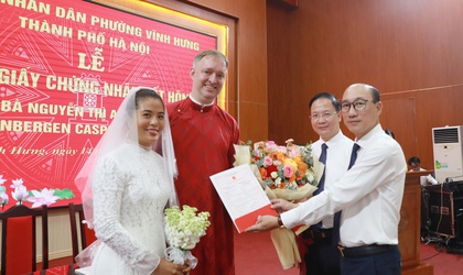 Vinh Hung Ward hosts marriage registration ceremony for international couple