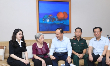 Hanoi People's Council Chairman Nguyen Ngoc Tuan visits national contributors