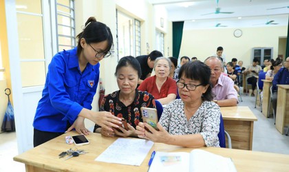 Tây Hồ hướng dẫn đảng viên cài đặt ứng dụng giải quyết thủ tục hành chính của Đảng