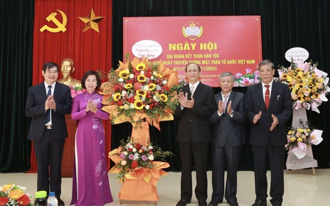 Đồng chí Bùi Huyền Mai dự Ngày hội Đại đoàn kết toàn dân tộc tại phường Khương Mai