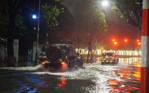 Tường trình bão số 4: Tâm bão 'ôm trọn' đất liền Đà Nẵng - Quảng Nam, bão suy yếu thành áp thấp