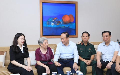 Hanoi People's Council Chairman Nguyen Ngoc Tuan visits national contributors
