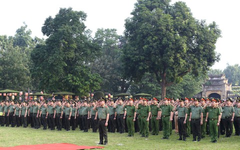 Hanoi police hold national flag-raising ceremony at Thang Long Imperial Citadel