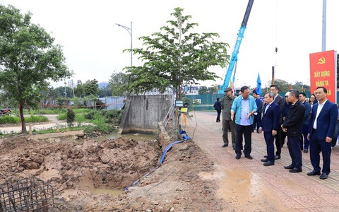 Hanoi Mayor inspects construction of flood prevention projects