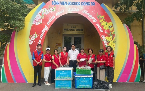 Hội Chữ thập đỏ phường Văn Miếu - Quốc Tử Giám trao 200 suất cơm nghĩa tình tới Bệnh viện Đống Đa