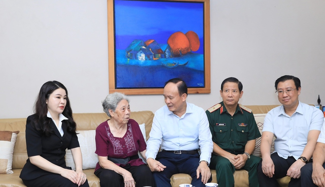 Hanoi People's Council Chairman Nguyen Ngoc Tuan visits national contributors