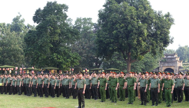 Hanoi police hold national flag-raising ceremony at Thang Long Imperial Citadel