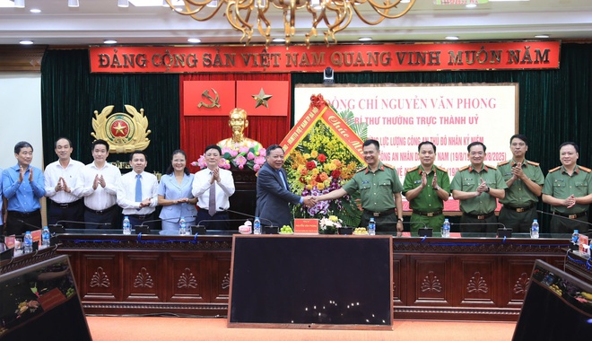 Hanoi Vice Party Chief visits veteran revolutionaries