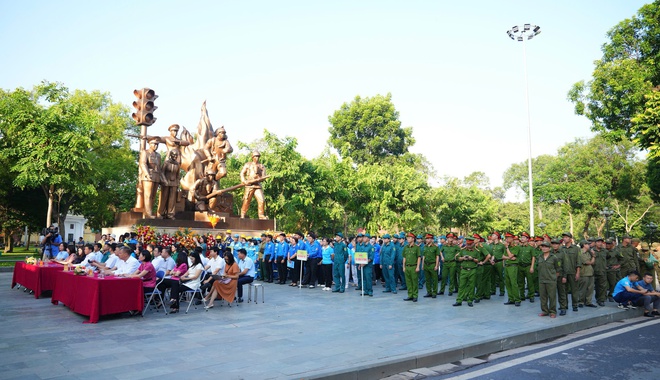 Hanoi vice chairman joins community clean-up in Hai Ba Trung Ward