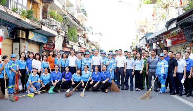 Hanoi top legislator joins Hoan Kiem Ward in citywide cleanup campaign