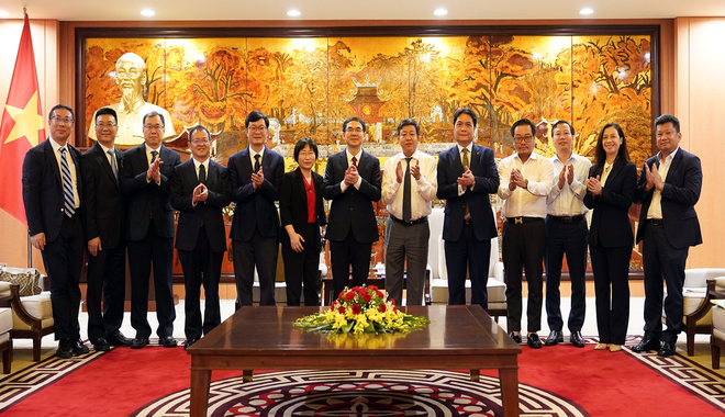Hanoi Vice Chairman Duong Duc Tuan meets Guangzhou delegation