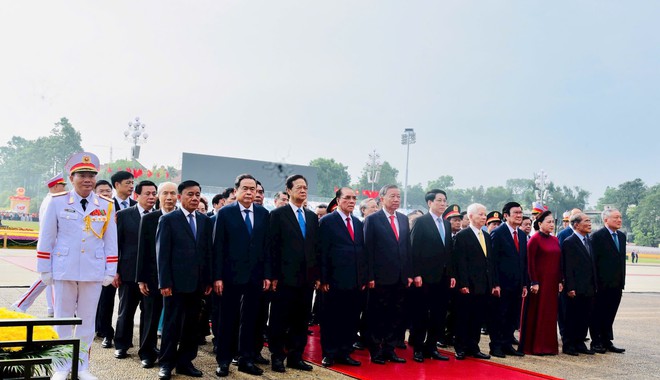 Leaders of Party, State and Hanoi pay tribute to President Ho Chi Minh, fallen heroes