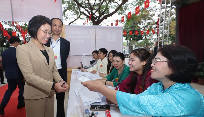 Hanoi People's Council Vice Chairwoman Pham Thi Thanh Mai casts ballot in Tay Ho Ward