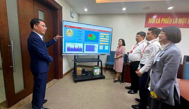Hanoi Vice Chairman Nguyen Xuan Luu inspects election work in O Cho Dua Ward