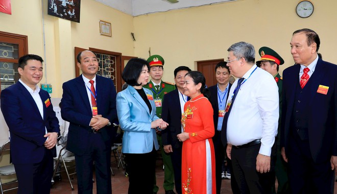 Hanoi People's Council Chairwoman Phung Thi Hong Ha inspects polls in multiple wards