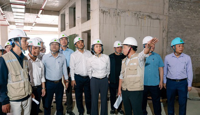 Hanoi Vice Chairwoman Vu Thu Ha inspects progress of key medical projects