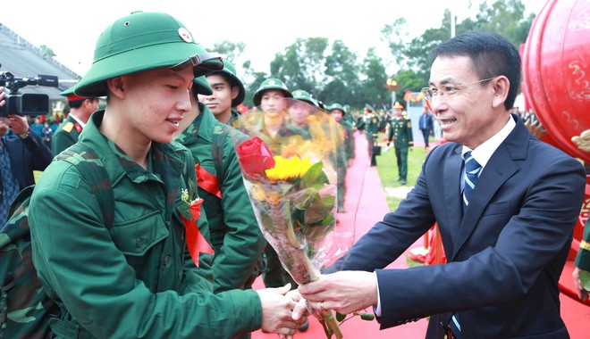 Hanoi Vice Party Chief Nguyen Trong Dong encourages recruits at Soc Son