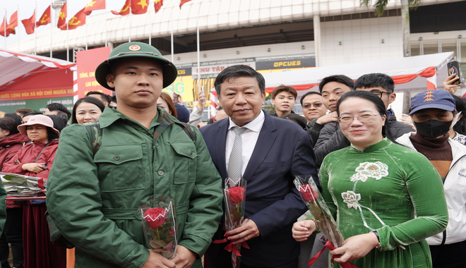 Standing Vice Chairman of the Hanoi People's Committee Duong Duc Tuan encourages new recruits