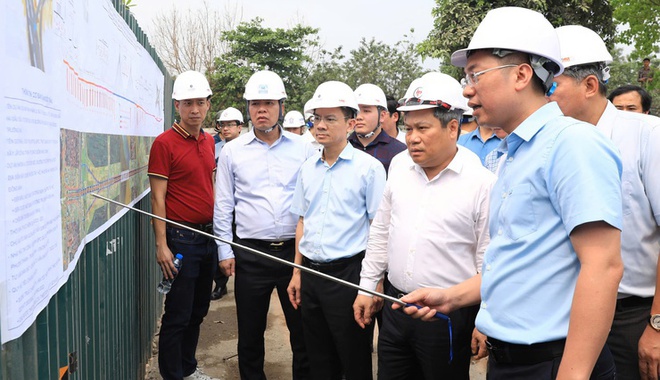 Hanoi Chairman Vu Dai Thang inspects progress of Tu Lien and Tran Hung Dao bridge projects
