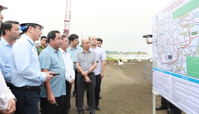Hanoi Party Chief Tran Duc Thang continues on-site inspections of key capital projects