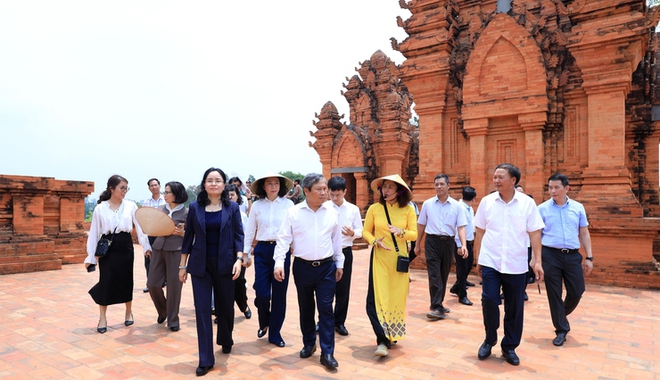 Hanoi eyes western growth boost through cultural village transfer