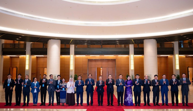 National Assembly chairman meets ASEAN city leaders
