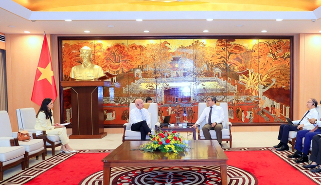 Hanoi Vice Chairman Truong Viet Dung meets Asian Infrastructure Investment Bank delegation