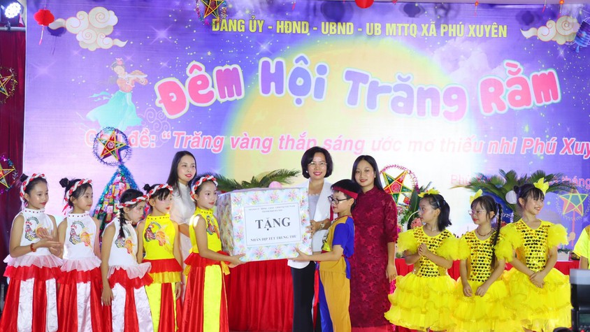Thiếu nhi xã Phú Xuyên tưng bừng rước đèn, phá cỗ trong “Đêm hội Trăng rằm 2025”