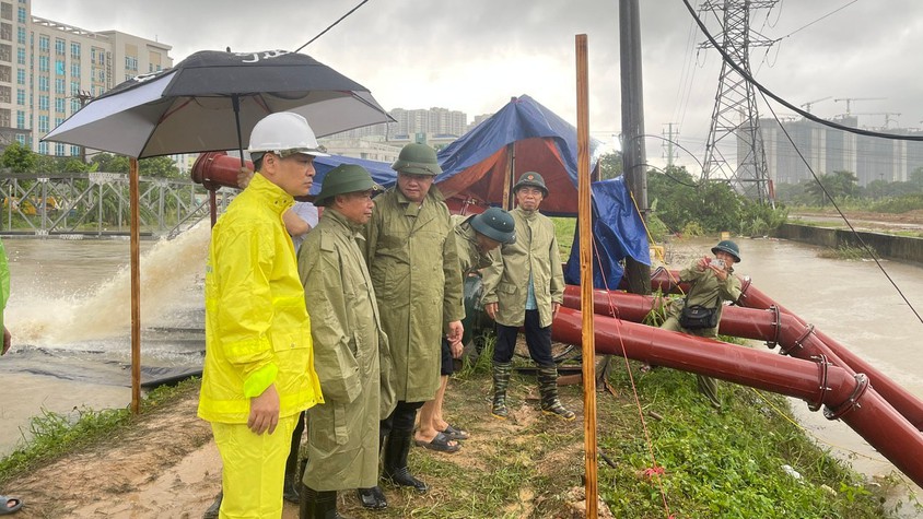 Phó Chủ tịch UBND Thành phố Nguyễn Mạnh Quyền chỉ đạo khắc phục tình trạng ngập úng