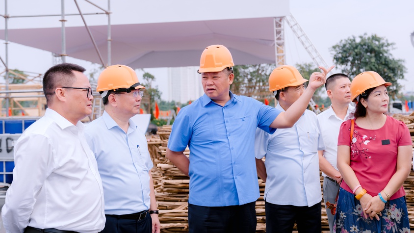 Phó Chủ tịch UBND Thành phố Nguyễn Mạnh Quyền kiểm tra công tác trưng bày Triển lãm Không gian truyền thống và sáng tạo Hà Nội 2025