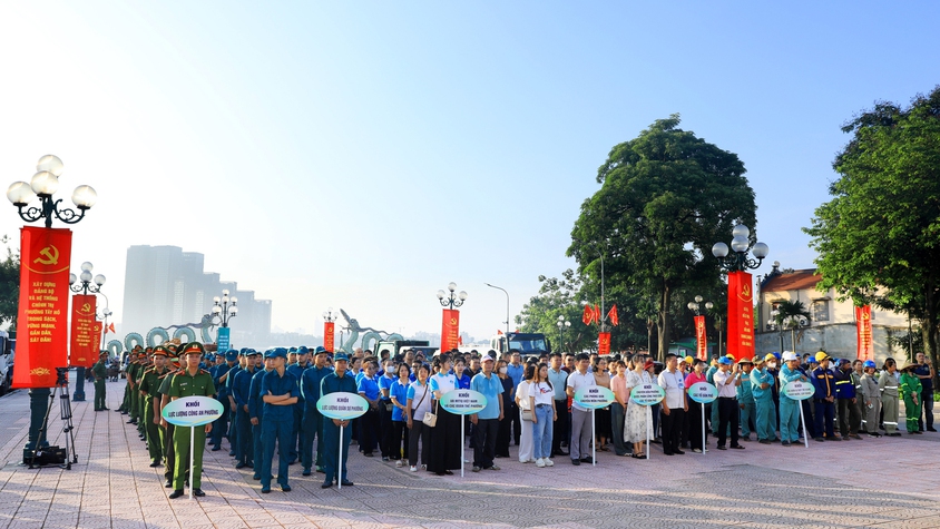 Phó Chủ tịch UBND Thành phố Trương Việt Dũng dự Lễ ra quân tổng vệ sinh môi trường tại phường Tây Hồ