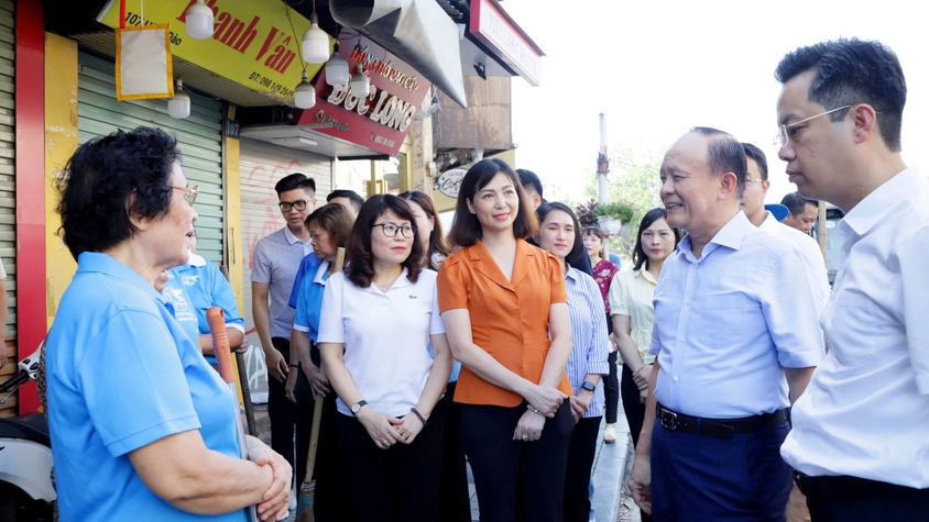 Chủ tịch HĐND Thành phố Nguyễn Ngọc Tuấn cùng nhân dân phường Hoàn Kiếm ra quân tổng vệ sinh môi trường