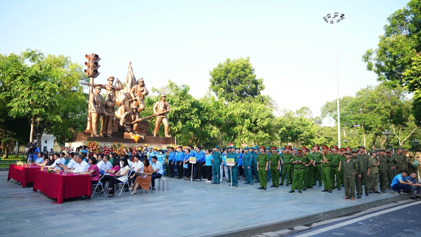 Phó Chủ tịch UBND Thành phố Dương Đức Tuấn tham gia tổng vệ sinh môi trường tại phường Hai Bà Trưng