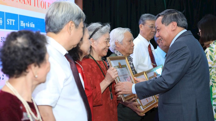 Phó Bí thư Thường trực Thành ủy Hà Nội trao Huy hiệu Đảng tại phường Ba Đình