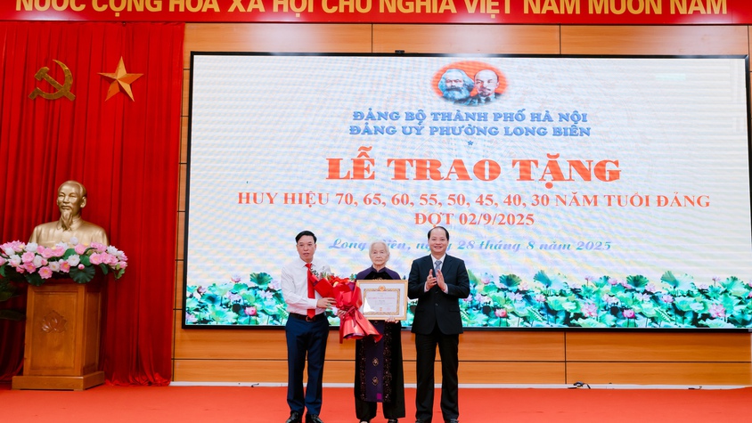 Đảng ủy phường Long Biên tổ chức Lễ trao tặng Huy hiệu Đảng đợt 2/9