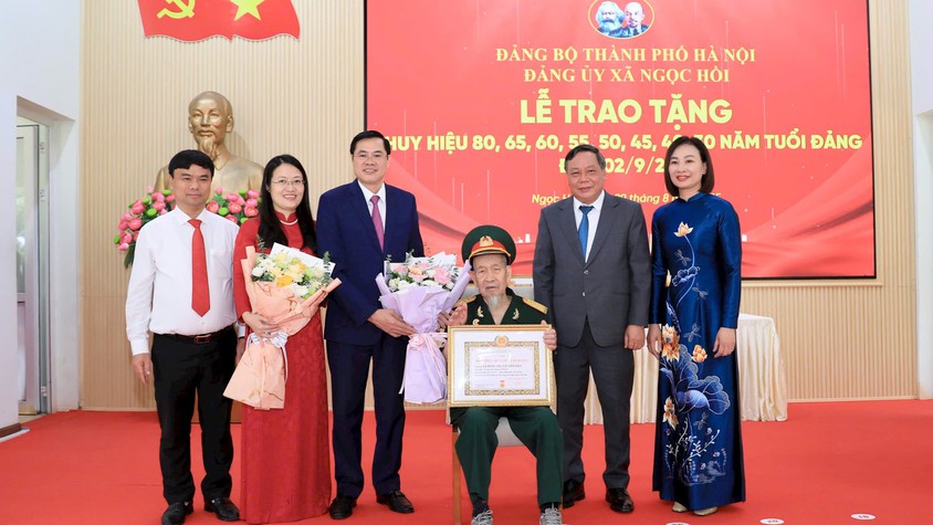 Phó Bí thư Thường trực Thành ủy Nguyễn Văn Phong trao Huy hiệu Đảng tại xã Ngọc Hồi