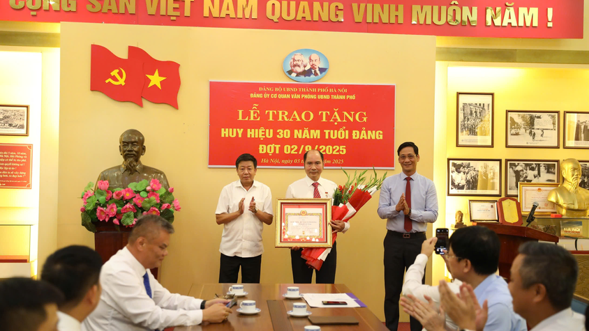Trao Huy hiệu 30 năm tuổi Đảng cho đảng viên Văn phòng UBND thành phố Hà Nội