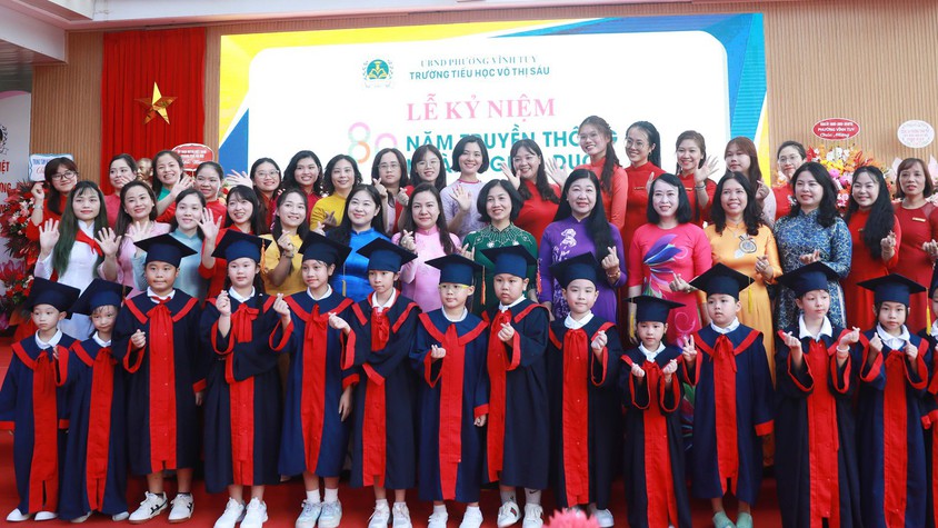 Chủ tịch Ủy ban MTTQ Việt Nam Thành phố Nguyễn Lan Hương chung vui với thầy và trò Trường Tiểu học Võ Thị Sáu, Tây Sơn