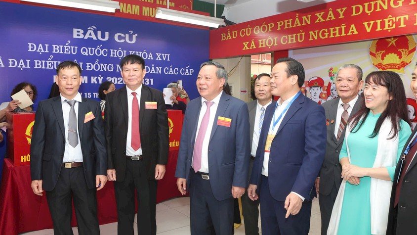 Phó Bí thư Thành ủy Nguyễn Văn Phong kiểm tra công tác bầu cử tại phường Hồng Hà