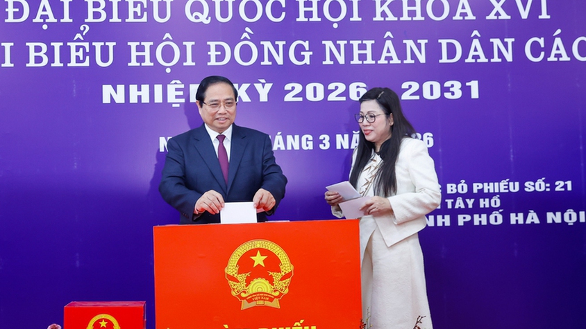 Thủ tướng Chính phủ Phạm Minh Chính cùng cử tri bỏ phiếu bầu cử tại phường Tây Hồ, Hà Nội