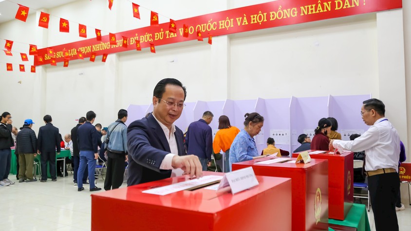 Phó Chủ tịch Thường trực HĐND Thành phố Trần Thế Cương bỏ phiếu bầu cử tại phường Ngọc Hà