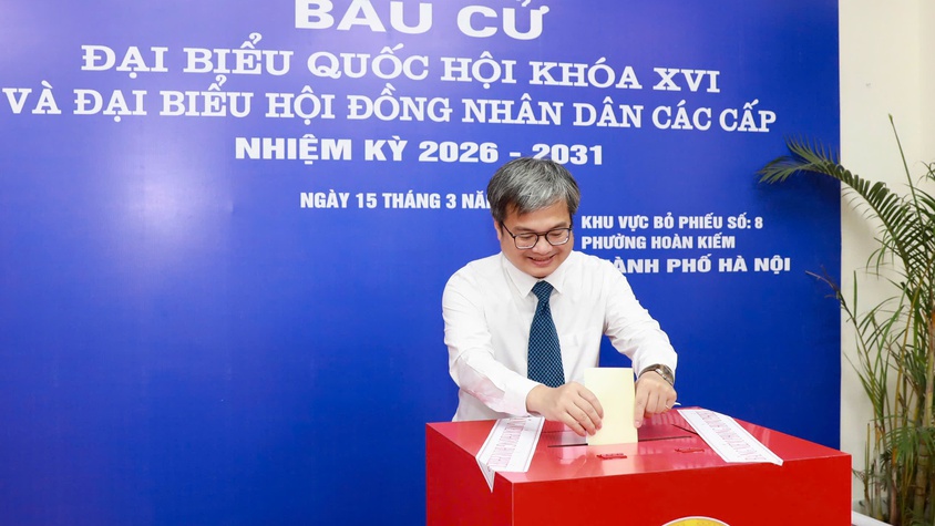 Cử tri phường Hoàn Kiếm nô nức đi bỏ phiếu trong ngày bầu cử