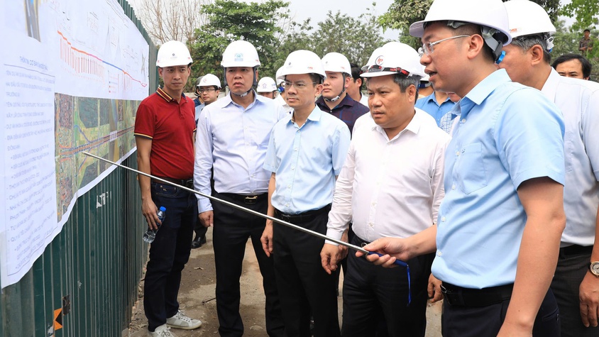 Chủ tịch Hà Nội Vũ Đại Thắng kiểm tra tiến độ hai dự án đầu tư xây dựng cầu Tứ Liên và cầu Trần Hưng Đạo