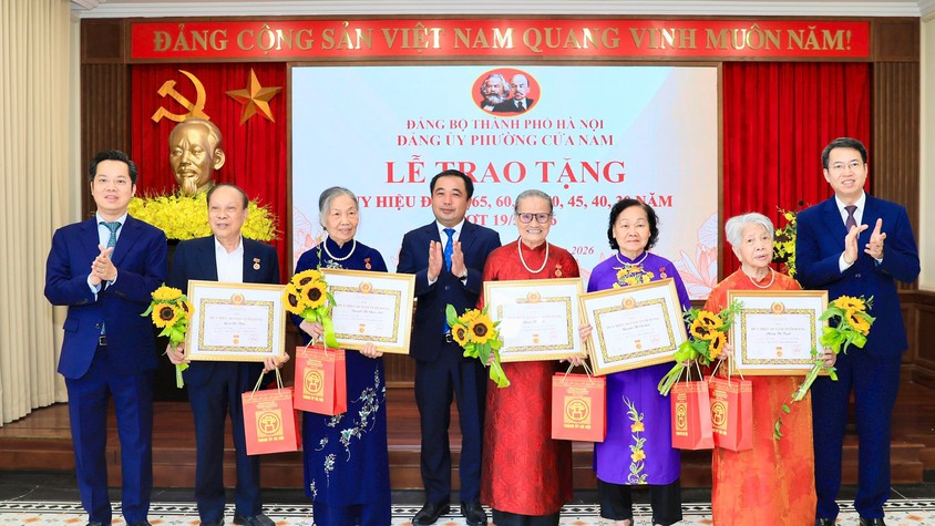Bí thư Thành ủy Trần Đức Thắng trao Huy hiệu Đảng tặng các đảng viên lão thành phường Cửa Nam