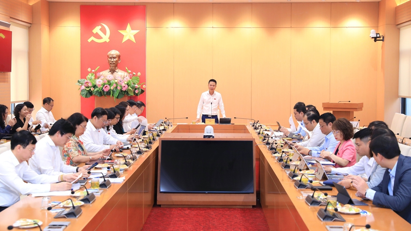 Đại biểu thảo luận tại tổ về các nhóm dự thảo nghị quyết về lĩnh vực kinh tế - ngân sách, văn hóa - xã hội