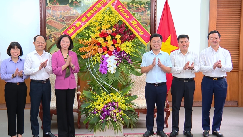 Phó Chủ tịch UBND Thành phố Vũ Thu Hà chúc mừng các cơ quan quản lý báo chí, cơ quan báo chí nhân dịp 21/6